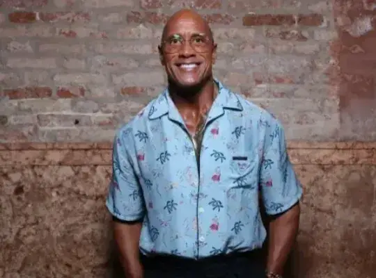 Magro e abatido, Dwayne Johnson assusta fãs no Festival de Cinema de Veneza izle
