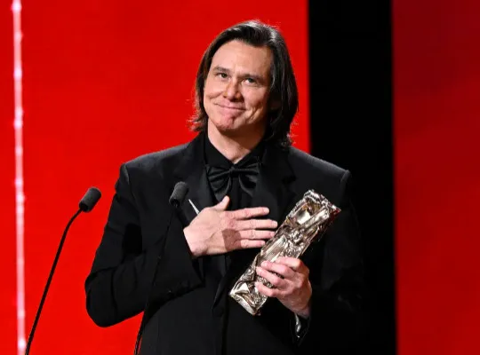 Jim Carrey recebe o prêmio honorário César.